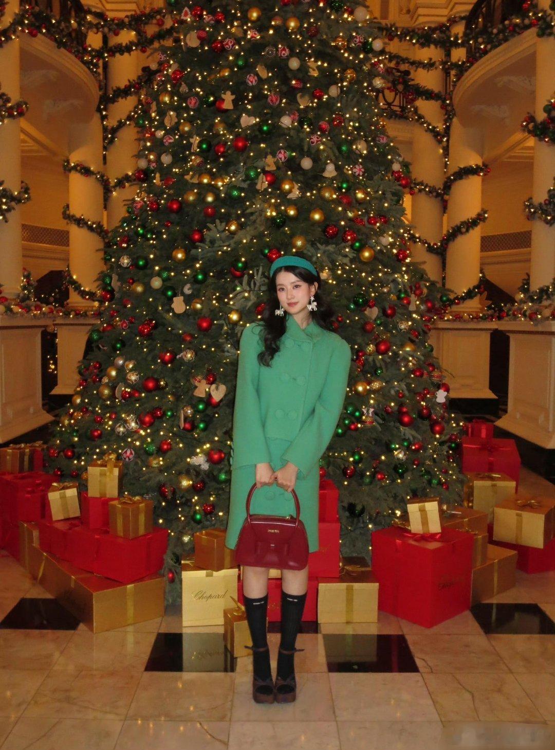 乔欣平安夜晒照 实名羡慕乔妹了，妥妥豪门名媛，爱人如养花，这朵玫瑰被有心人养得很