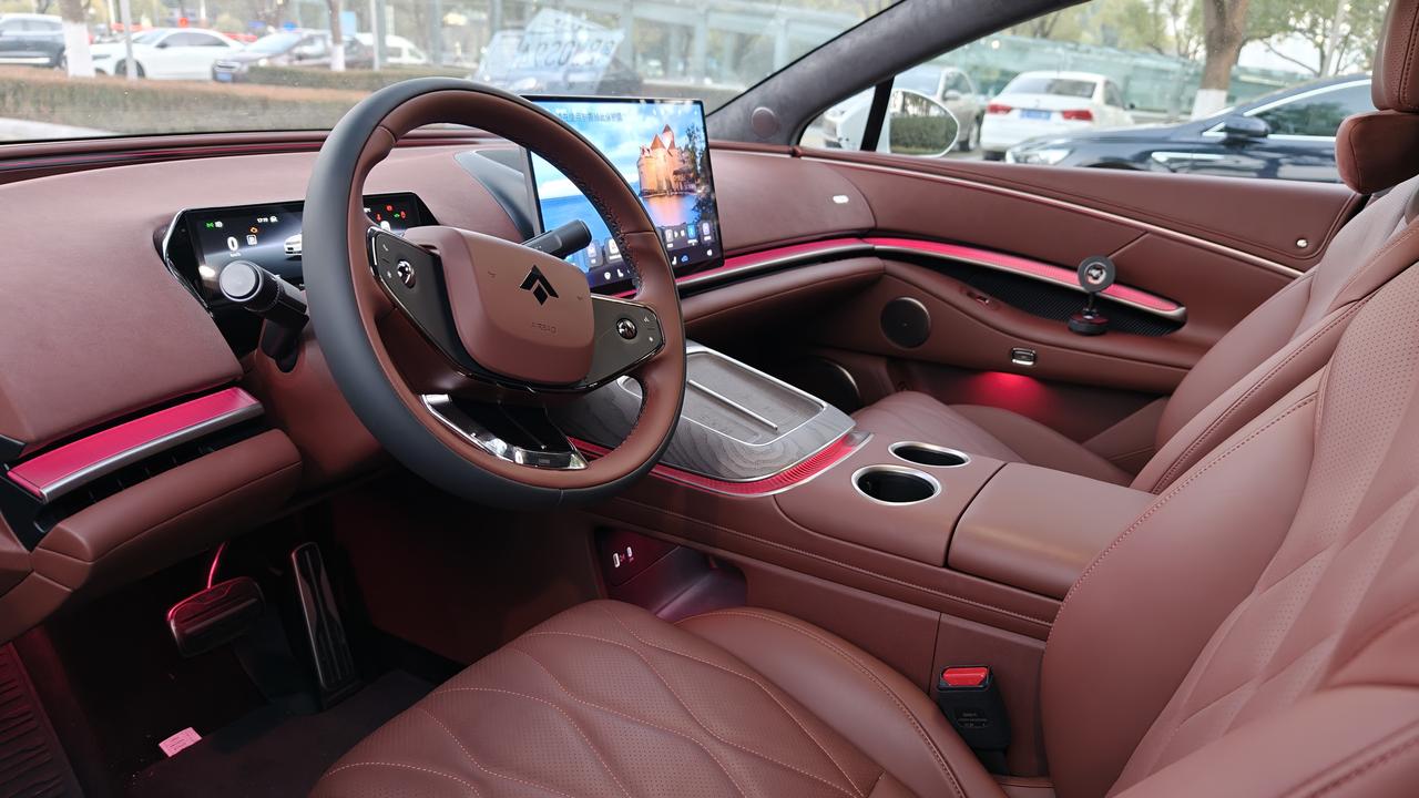 深度试驾A800一周，今天和大家一起来聊聊这款车的内饰。
一坐进车内，昊铂A80