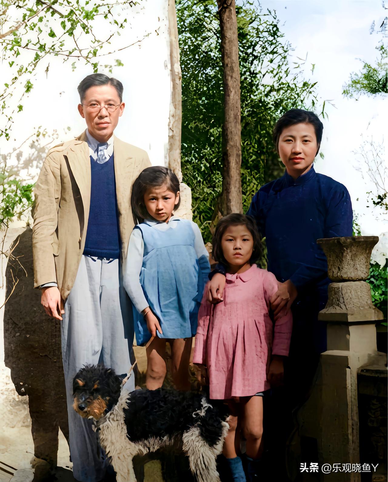 一九四一年，昆明，周培源与他的夫人王蒂澂及两个女儿周如枚、周如雁的珍贵合影。真是