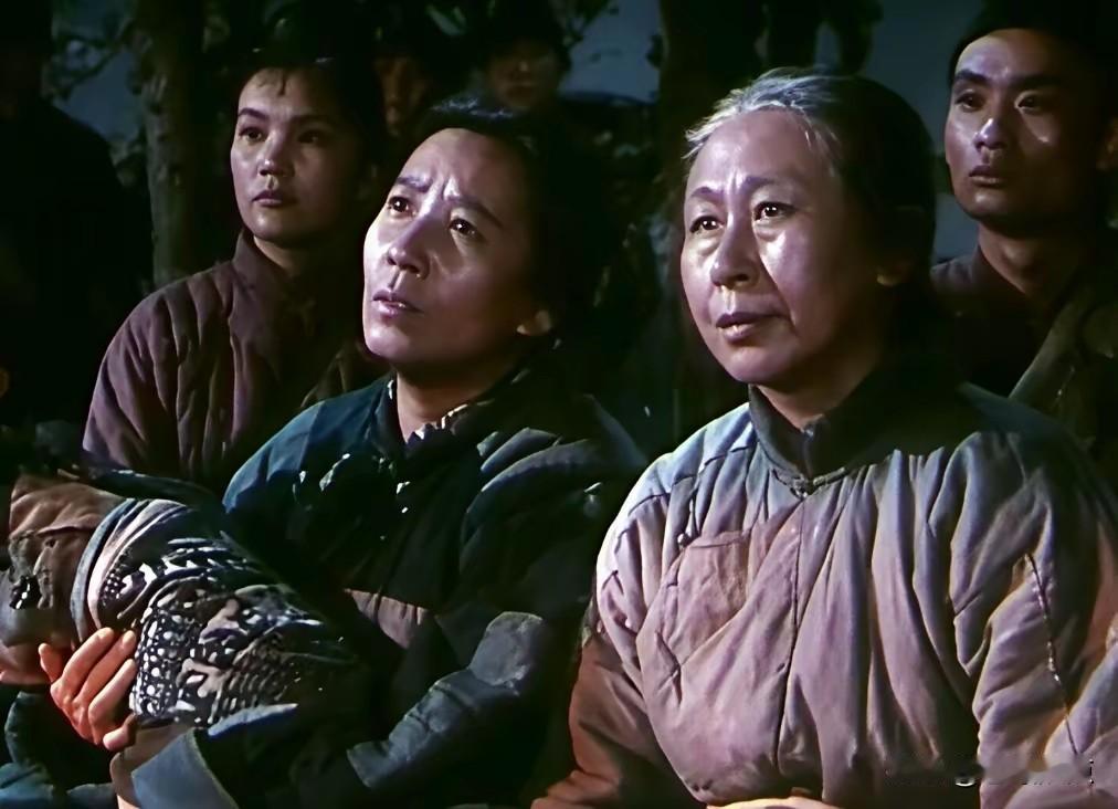 这两位老演员看着很面熟，但一时还真想不起她俩的大名了。但演技肯定过硬，看这剧照，