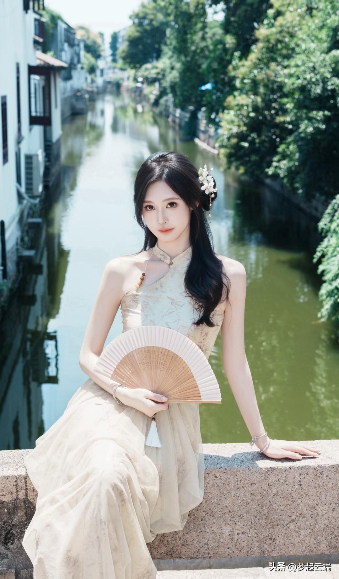 江南水乡，旗袍美人，手持折扇，韵味十足。