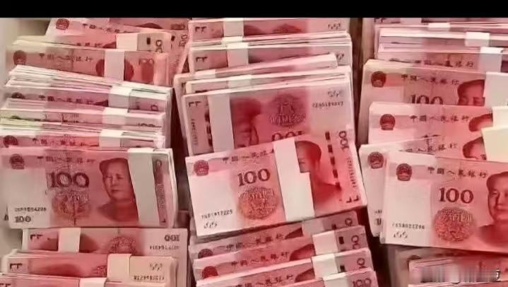 我大姨在国企退休，退休30年了。每月的退休金咔嚓一到账，她就迫不及待的跑银行取出