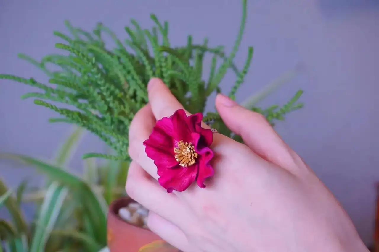 春天来了，万物复苏的季节。杭州到处都是鲜花盛开，悄悄摘一朵鲜花为自己打造一枚戒指