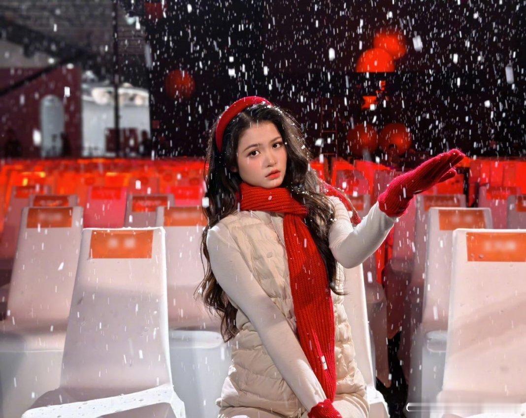 在珠海这座几乎不见自然降雪的南方滨海城市，如今通过精心打造的人工雪景基地和创意活