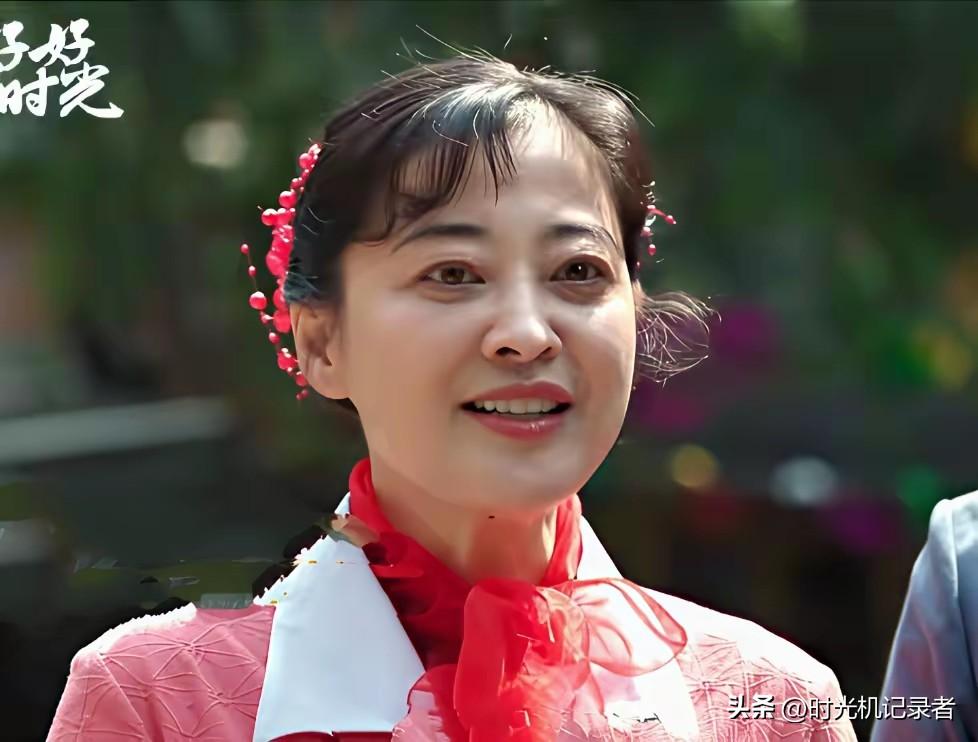 梅婷太适合年代剧了，虽然她长得漂亮，但是天然的脸，有一种年代的美。