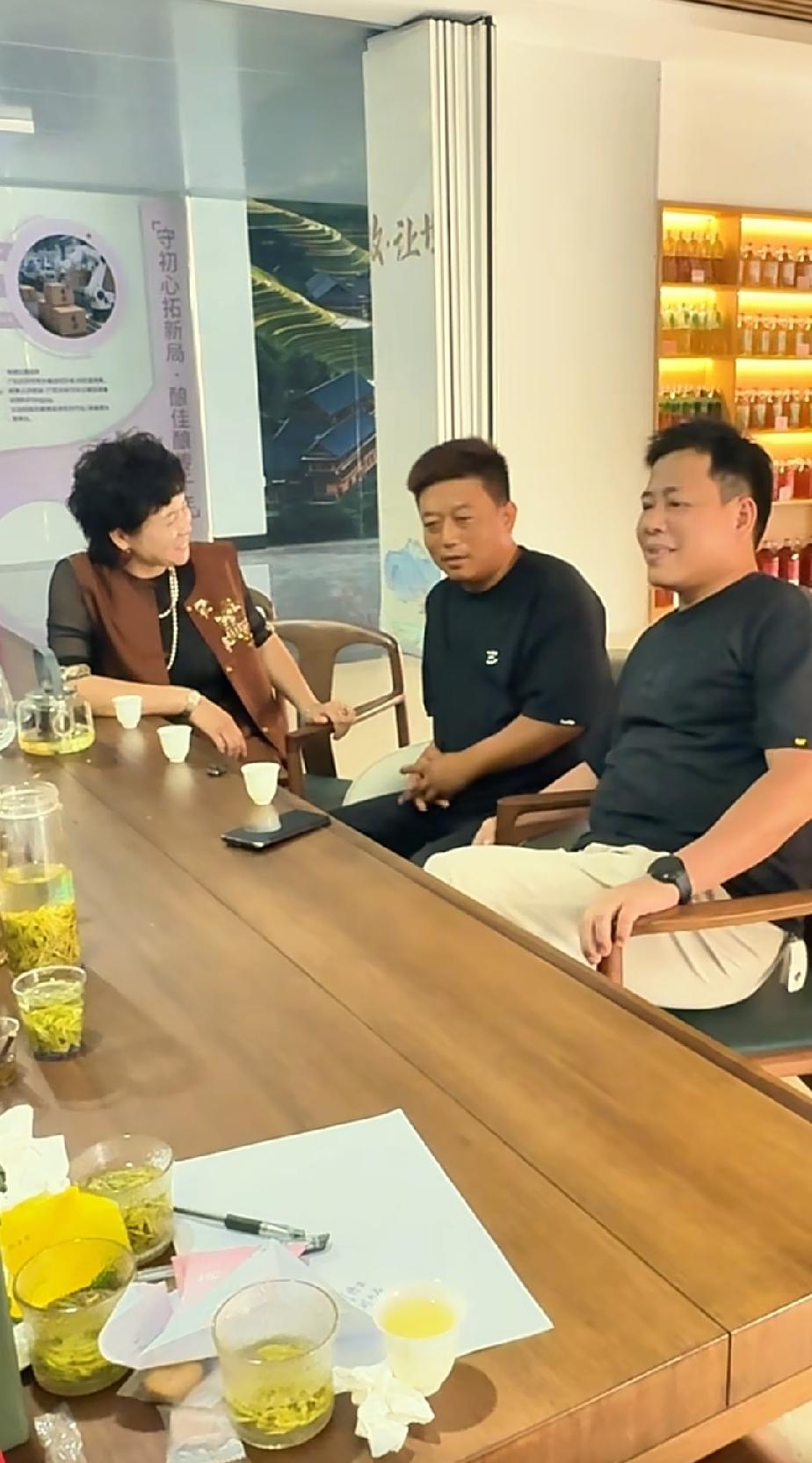 白兄弟今天和灵花山豪横姐李总、彬哥三人同框出镜。聊起此前给阿豪、蓉儿保媒一事，豪