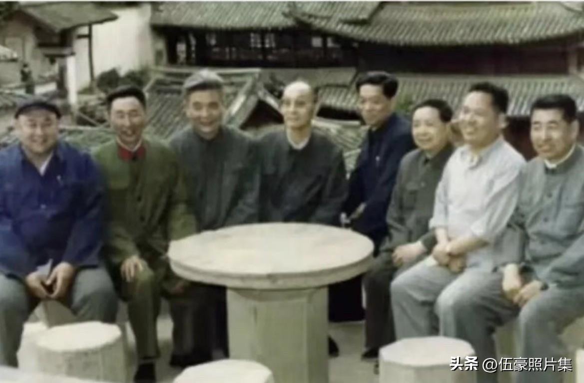 1983年5月，邓稼先随张爱萍将军到访七曲山大庙，在一棵松柏前面的平台上与几位科