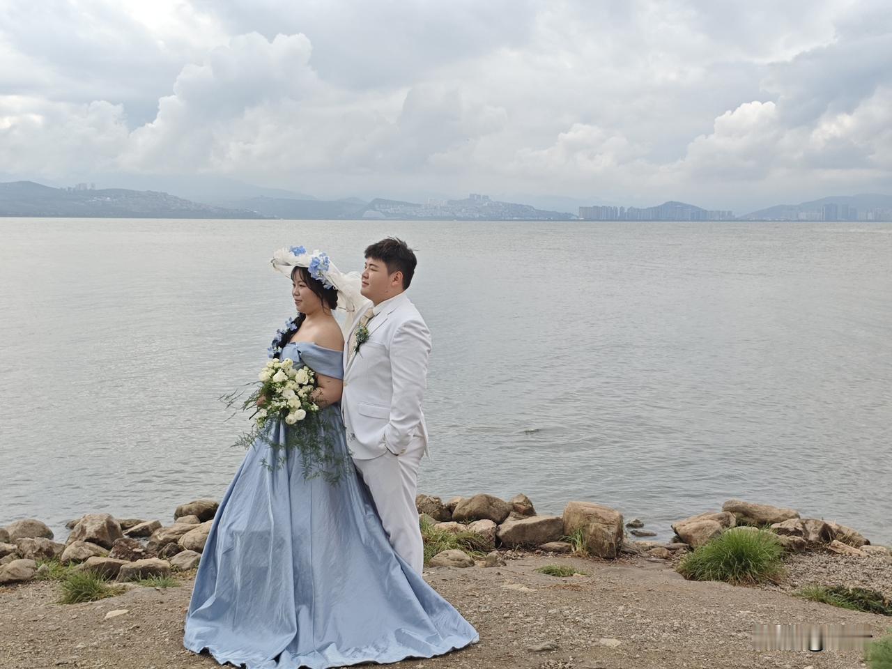 江城子32·大理洱海
沧波遥映点苍长，暮云茫，晚风扬。
下关风起，石上记清光。