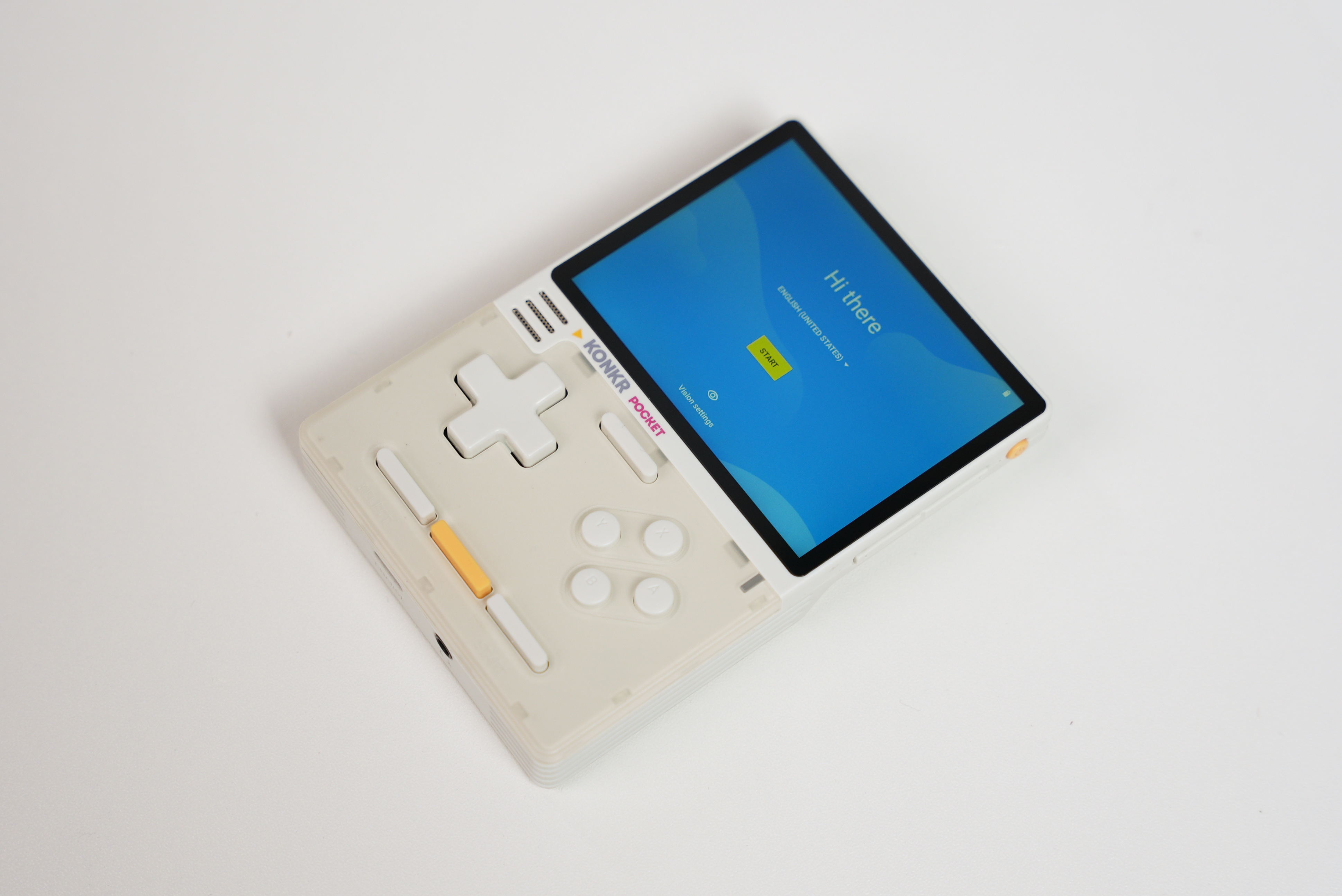 我们拿到了 AYANEO 旗下的 KONKR Pocket BLOCK 掌机方方