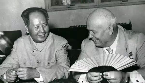 1957年11月在莫斯科，毛主席与赫鲁晓夫第三次共进晚餐。
步入餐厅时，赫鲁晓夫