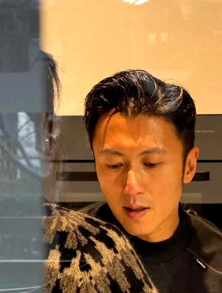 锋菲又撒糖！
 

3月北京餐厅被拍，谢霆锋给王菲夹菜那动作熟练得像老夫老妻。