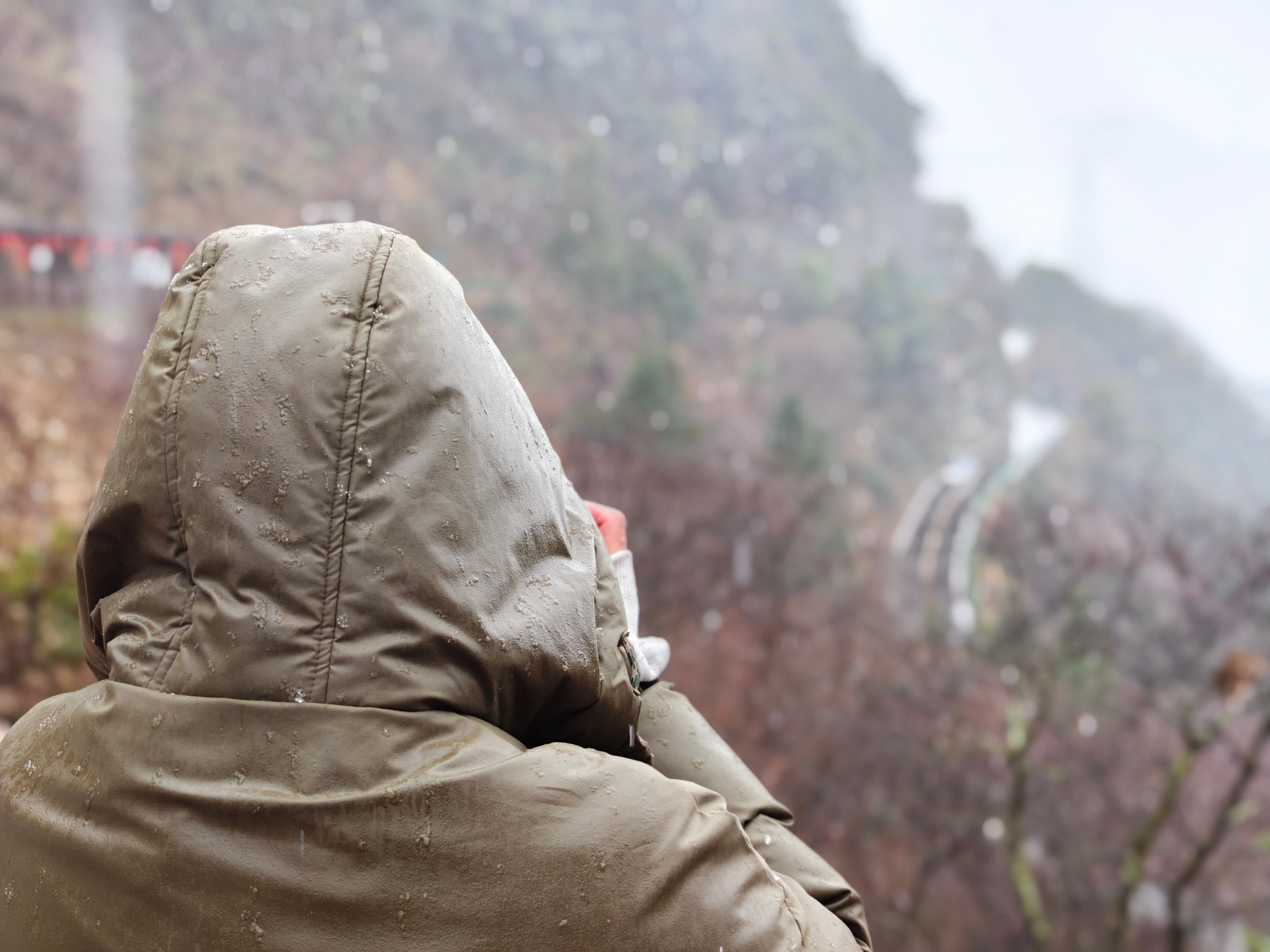 下午还在山顶挨冻，晚上已经到温暖的酒吧蹦迪 