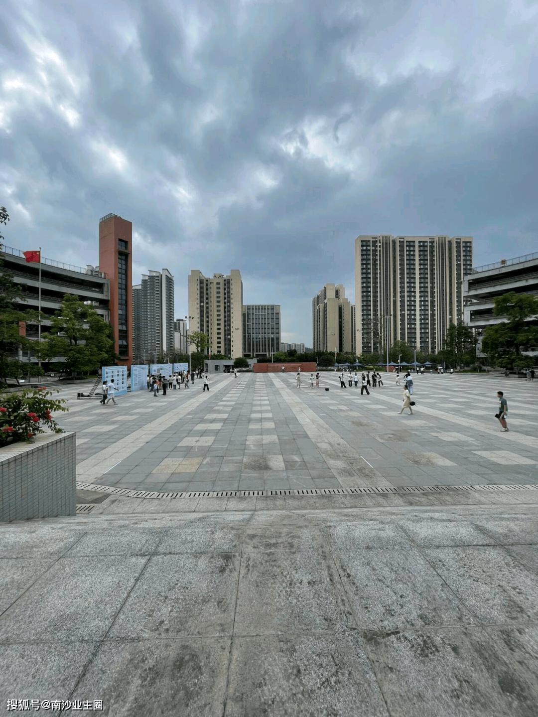 昨天接孩子放学，有个家长在学校门口煽动其他家长联合向学校抗议取消三天春假，原因是