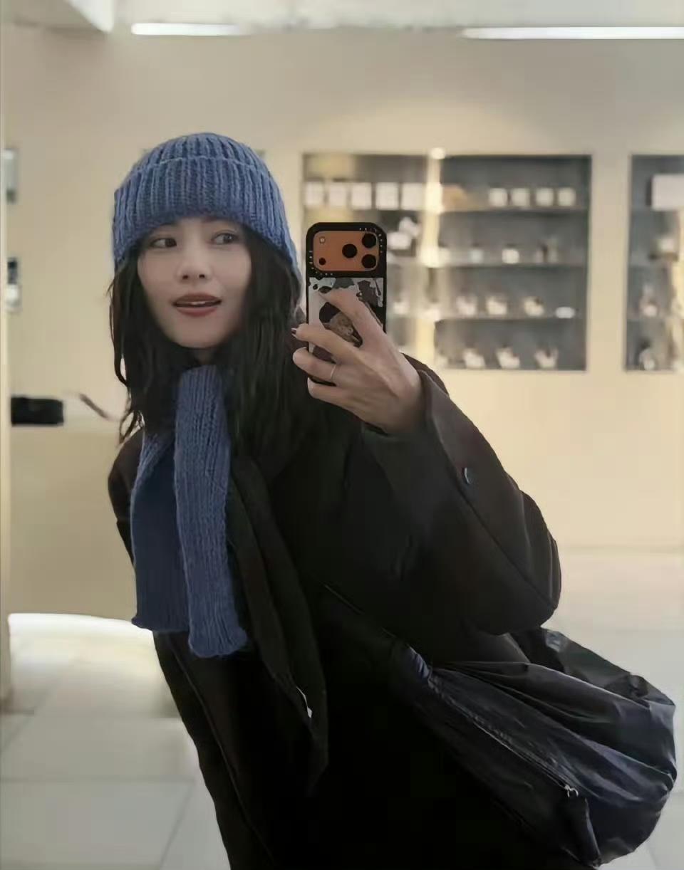 46岁的高圆圆用iPhone 17 Pro Max自拍，定格下冬日的美好瞬间。她