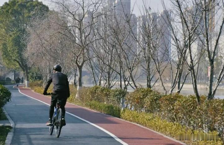 人穷了，做什么事都是错的，同样是一件事，怎么不一样的看待呢？

富人买辆山地车，