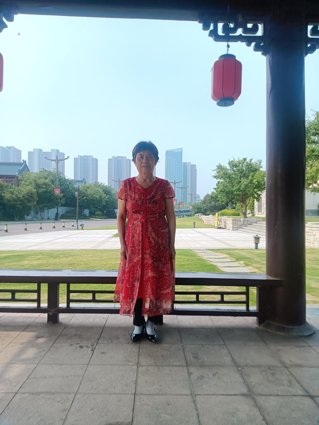 鸟过留名人过留评
藏头诗
文/李兴伟
鸟过此地留鸟鸣，
过来过去鸟飞行。
留下美