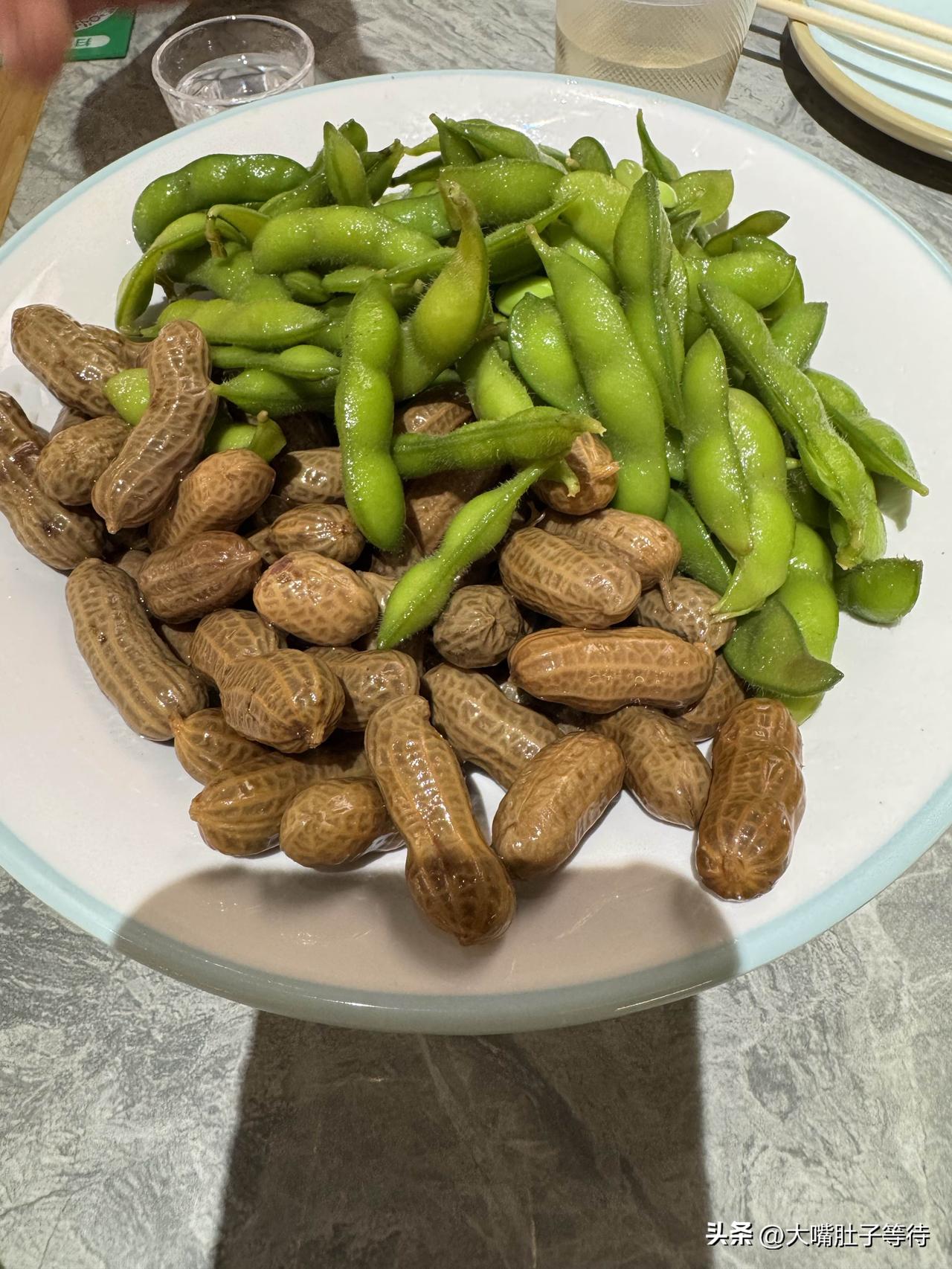 跟对的人在一起喝啥酒都是好酒，50块的黄盖玻汾性价比真的好，经典下酒菜花生毛豆，