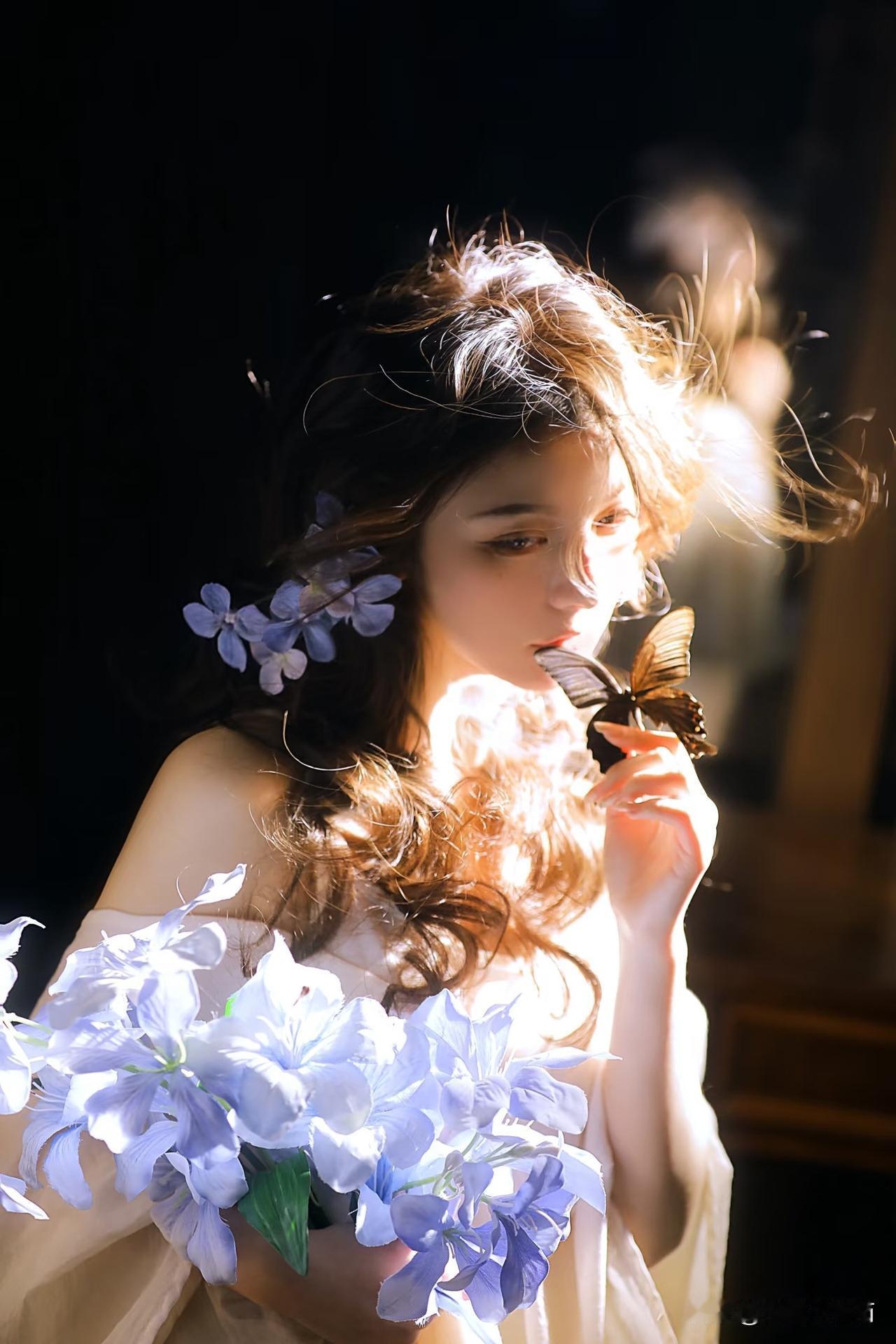 我喜欢你是寂静的
仿佛你消失了一样
            ——聂鲁达
分享唯美