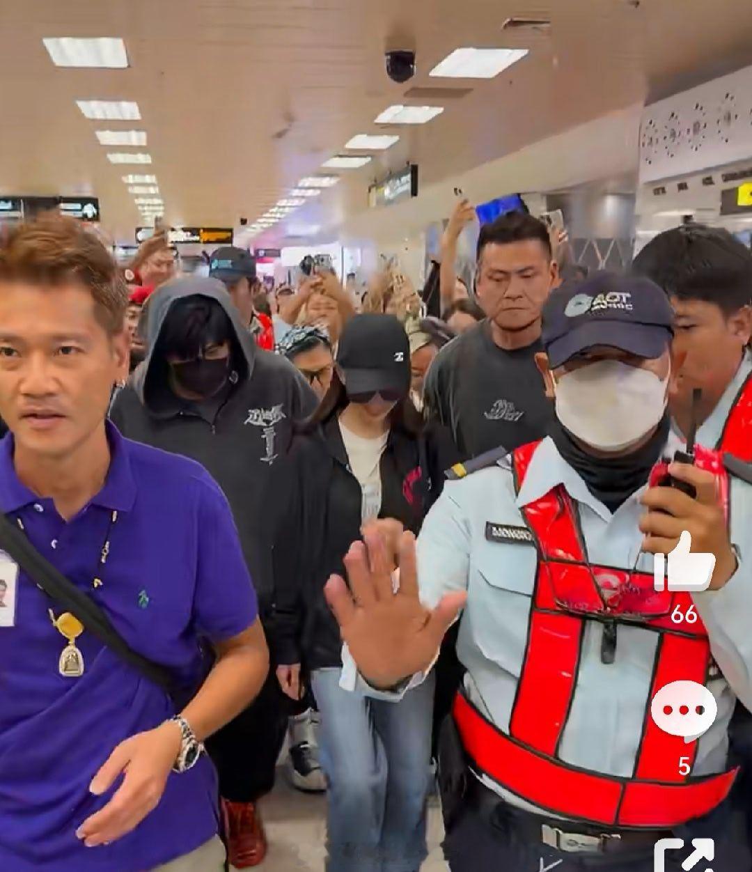 周杰伦昆凌泰国机场被围周杰伦机场保护昆凌  周杰伦昆凌抵达泰国，周杰伦全程护着昆