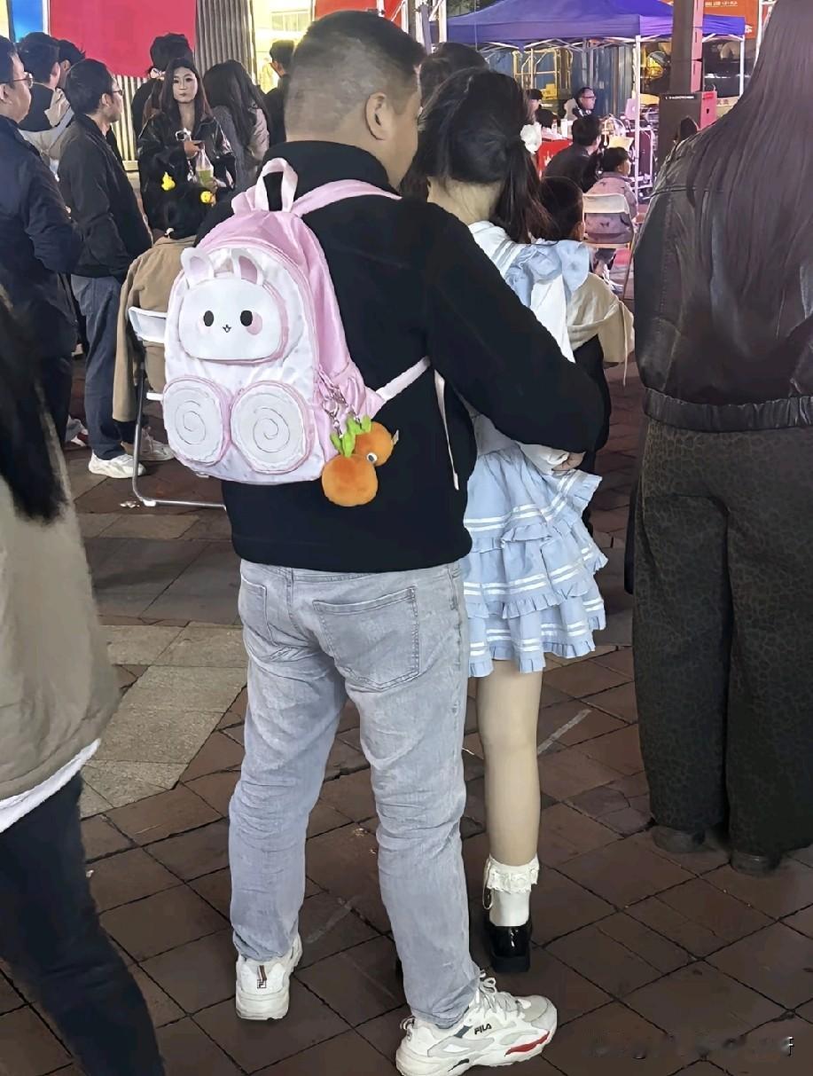 为什么精神小妹反倒喜欢年纪和自己爸爸相近的男人？

虽然觉得不可思议，但是想一想