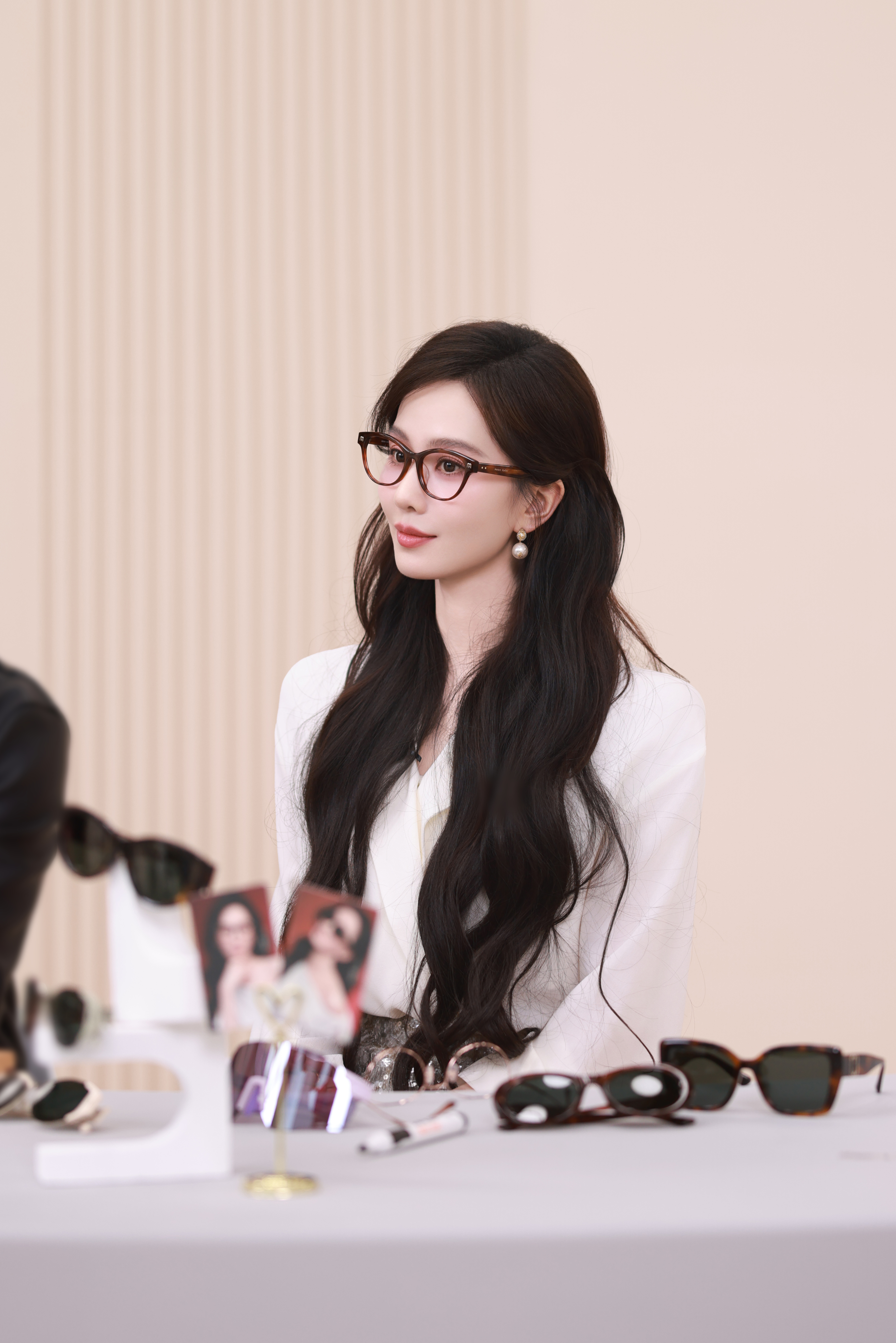 刘诗诗  静影流光，雅致成诗，探寻新美学，解锁新格调。昨天沉浸式欣赏美貌，今天开