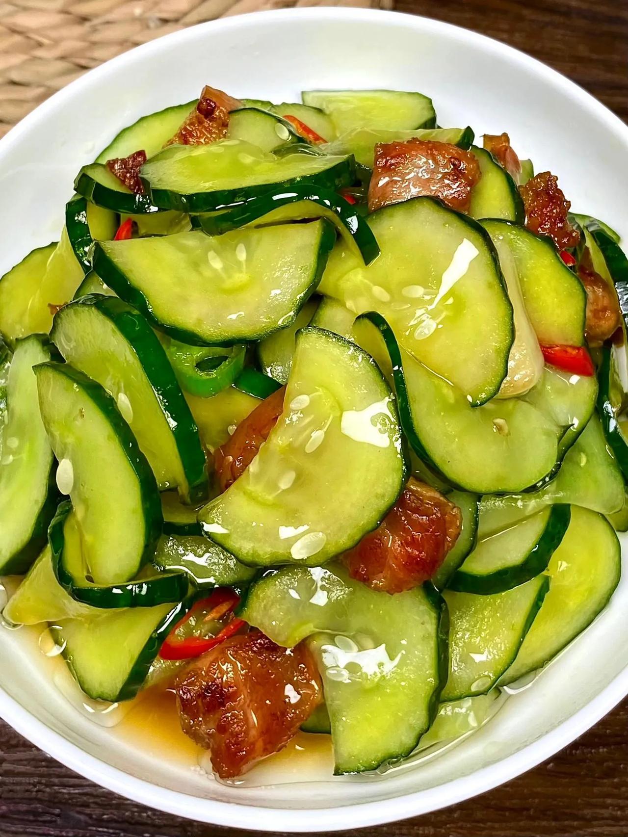 黄瓜炒肉就像我这样做，脆嫩爽口也太下饭了~
做法：
1、黄瓜切片加1勺盐腌制10