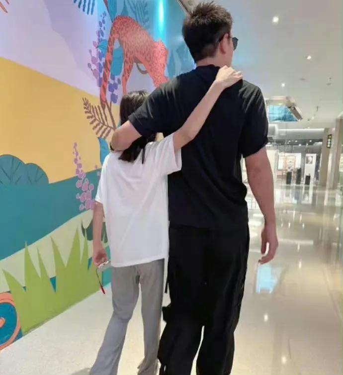 贾乃亮，引起热议！

8月24日，已经许久没有露面的贾乃亮，突然高调发文，让人感