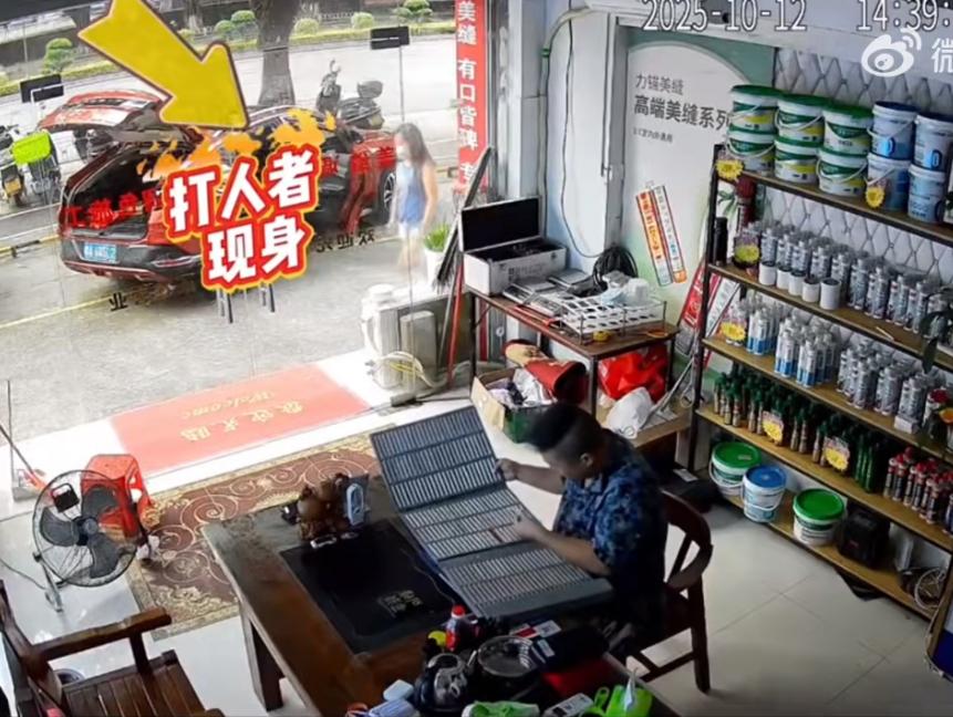 超市老板只因抬头看了路过小仙女一眼，女子就突然怒不可遏冲进店里揍老板。事发广东茂