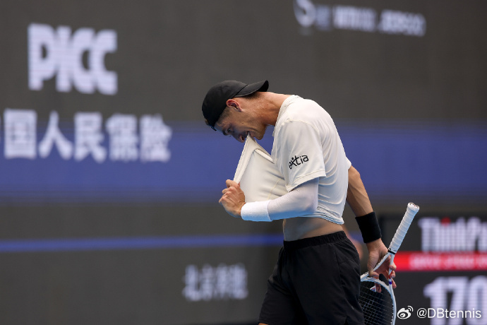 【阿特玛纳回应上海赛朝观众扔球拍：我被骂了 应得的 向他们道歉】“在上海发生那件