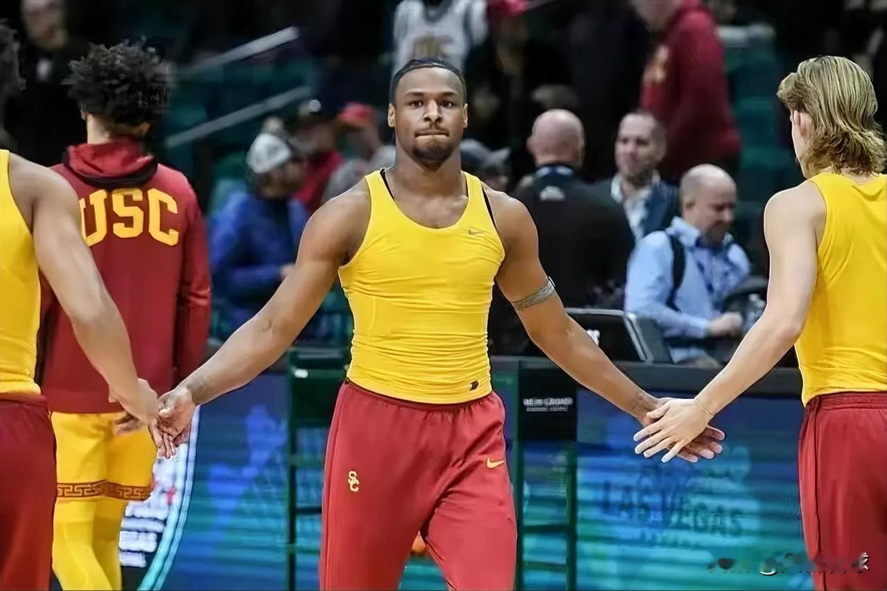 联盟要颤抖了！布朗尼宣布将参加2024年NBA选秀，同时保留大学资格！
根据美媒