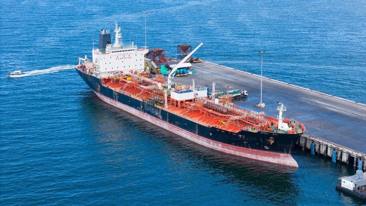 美国财政部昨日对九艘被指控运输违禁伊朗石油的“影子船队”船只实施了新的制裁。这是