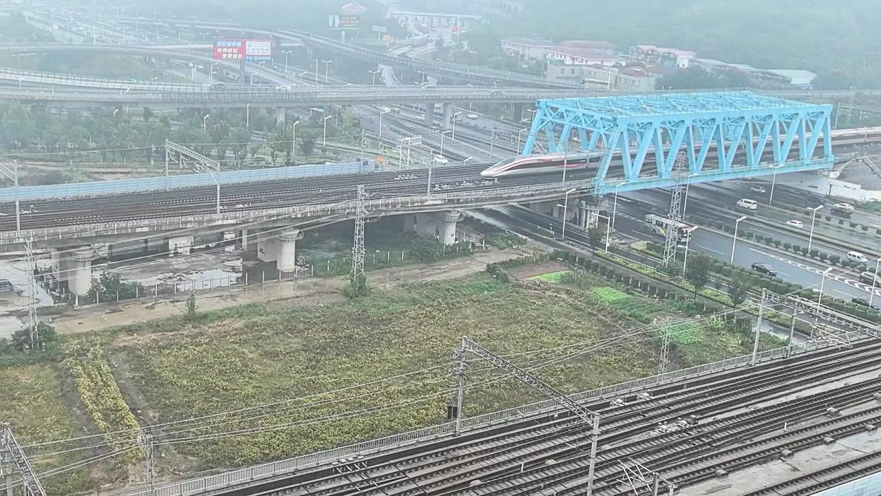 在徐州站内，看到红神龙沿京沪高铁进站，瑞龙智行出站沿徐连高铁前行，它们与地铁一号