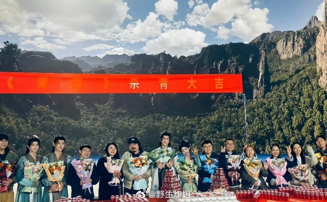 鞠婧祎跟张云龙主演的《来战》杀青照来了，这部剧也是大家的期待值都很高的，终于杀青