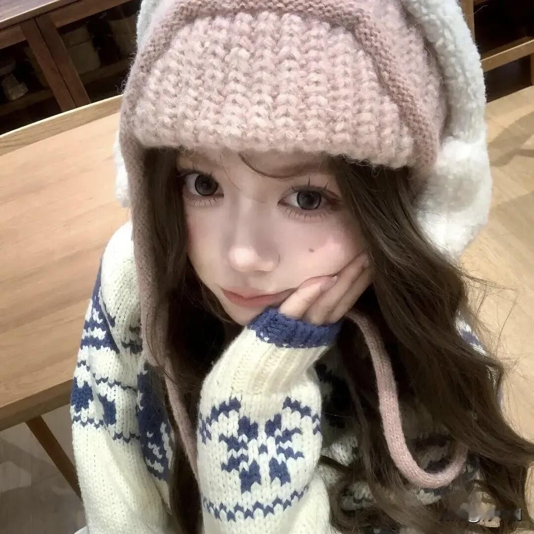 绒线帽沿漫过耳尖
软白的云坠在帽檐
我把脸颊埋进袖口
蓝雪花正贴着腕骨轻眠
 