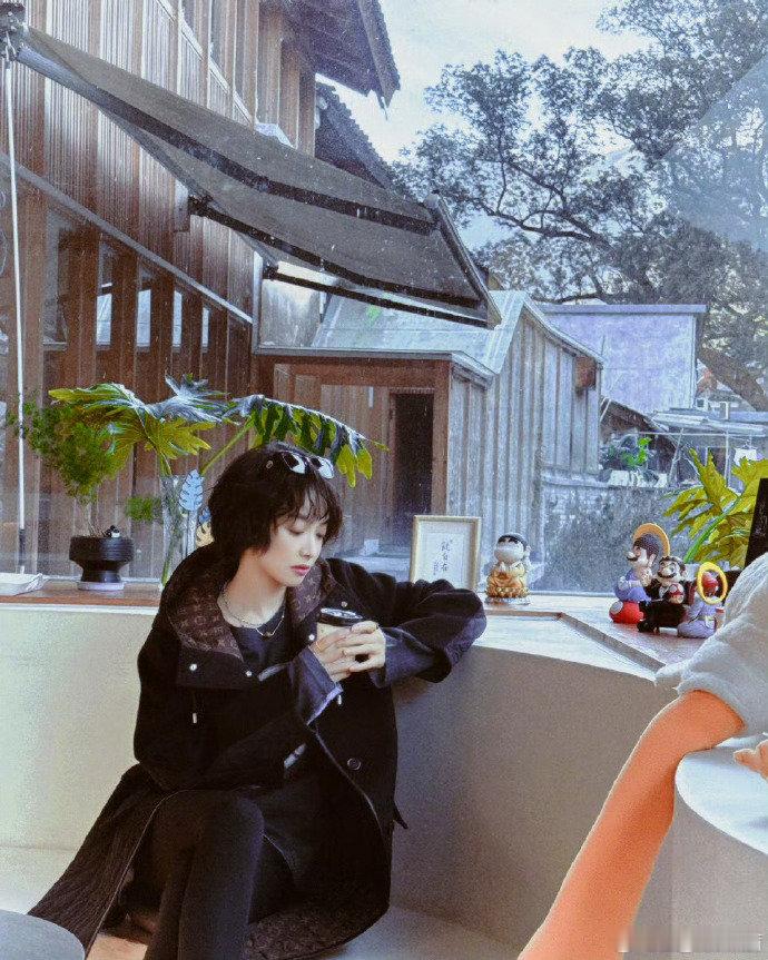 宋茜说给自己卷了个头宋茜卷发蘑菇头被宋茜的自卷日常戳中！蘑菇头卷发适配度绝了，软