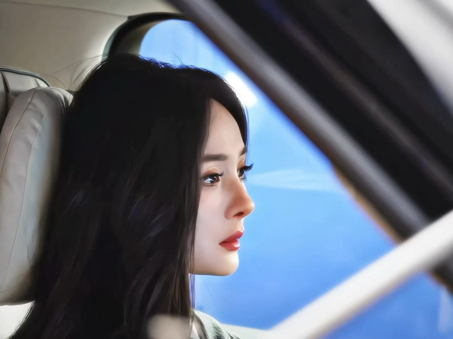 杨幂开场走成秀场幻想自己开车也是这样绝美侧颜