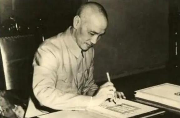 败退台岛的老蒋，听到曾泽生率领50军，在朝鲜战场上把美军、英军，打得跪地喊娘的时