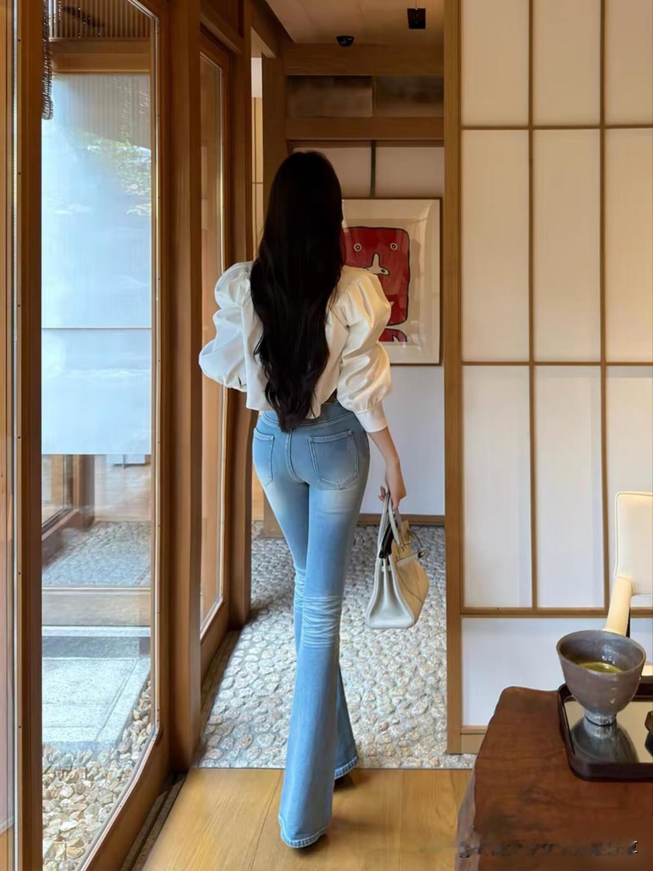 这样的牛仔裤美女你会喜欢吗？
这样的牛仔裤穿搭太漂亮了吧！
身材好的美女，穿牛仔