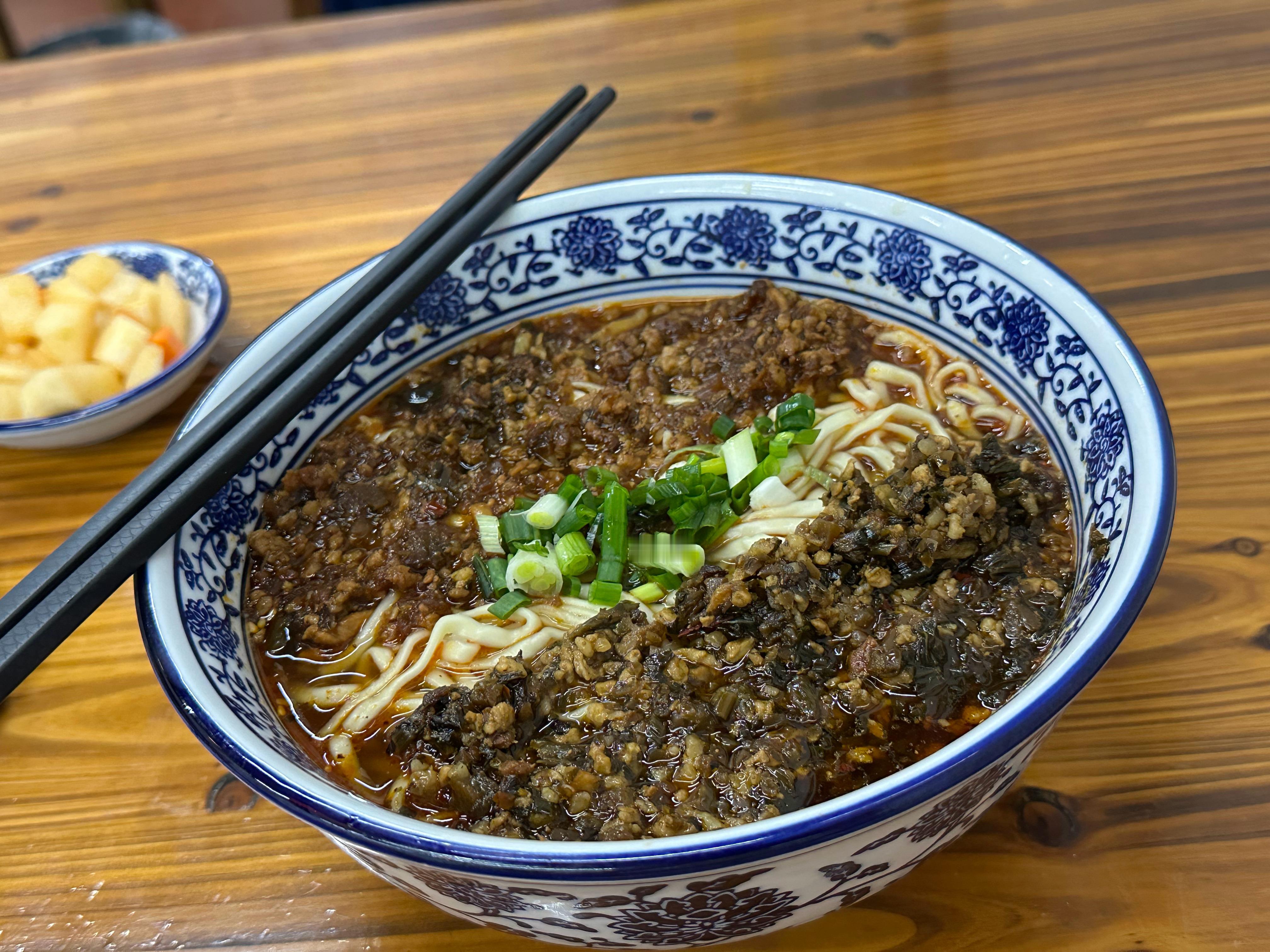 这面条味道真不错。下午任务包书皮。 ​​​