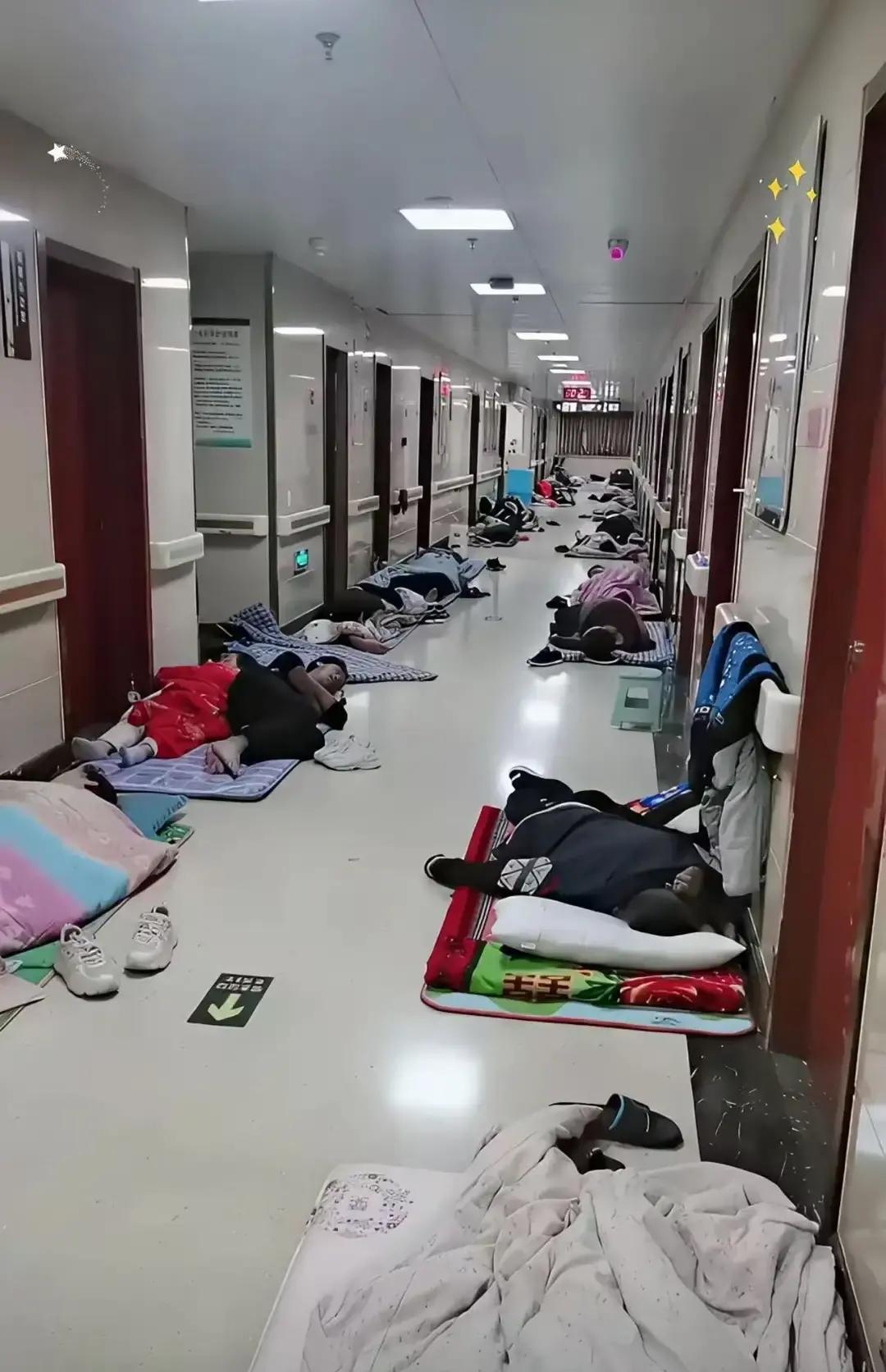 泪目！武汉，住院部走廊贴出一张新通知：家属可以铺垫子过夜，早上收好不影响通行，保
