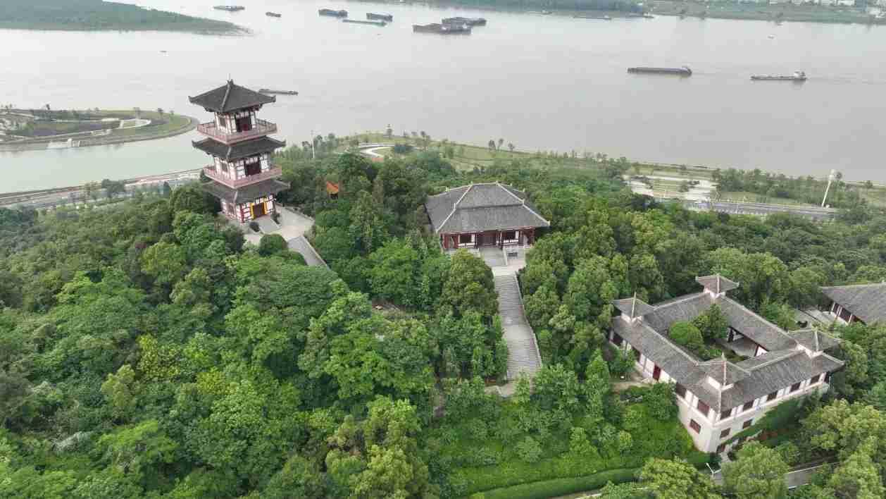 武昌楼雄踞西山椅子山之巅，仿汉楼阁飞檐巍峨，取自孙权“以武而昌”的历史典故。郭沫