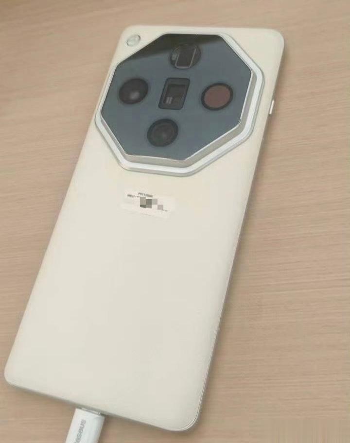 看来OPPO X7 Pro就长这样了……你们觉得好看吗？ ​​​