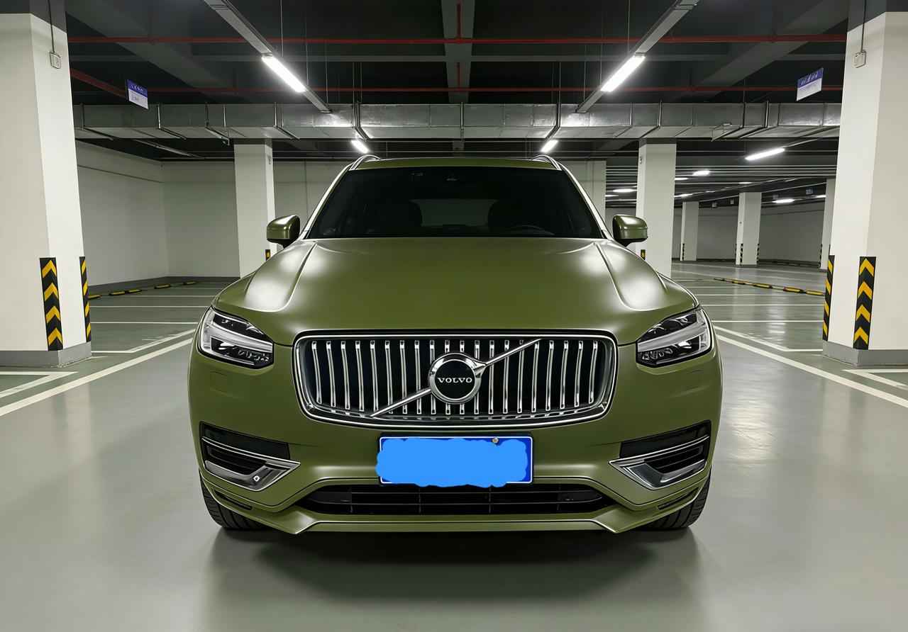 这可能是目前为止少有的一台军绿色的沃尔沃xc90。改这台车的是一位女性网友。这样