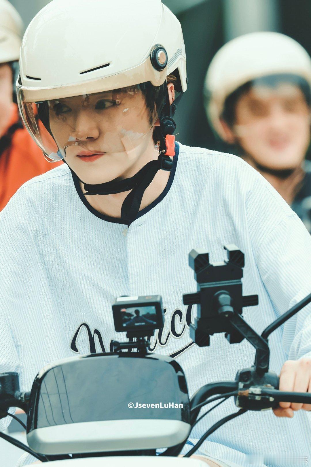 邓超居然用脚给鹿晗穿裤子哈哈哈哈哈别的搭档互帮互助，五哈兄弟主打一个不拘小节，邓