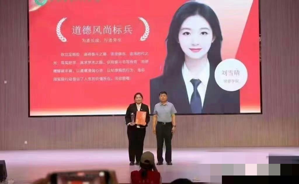 颁奖嘉宾都上来了，获奖的人怎么没上来呢？