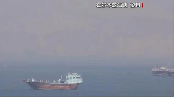 昨天晚上，霍尔木兹海峡那边突然传来一声巨响，一艘归韩国管的货船直接炸了，好在船上