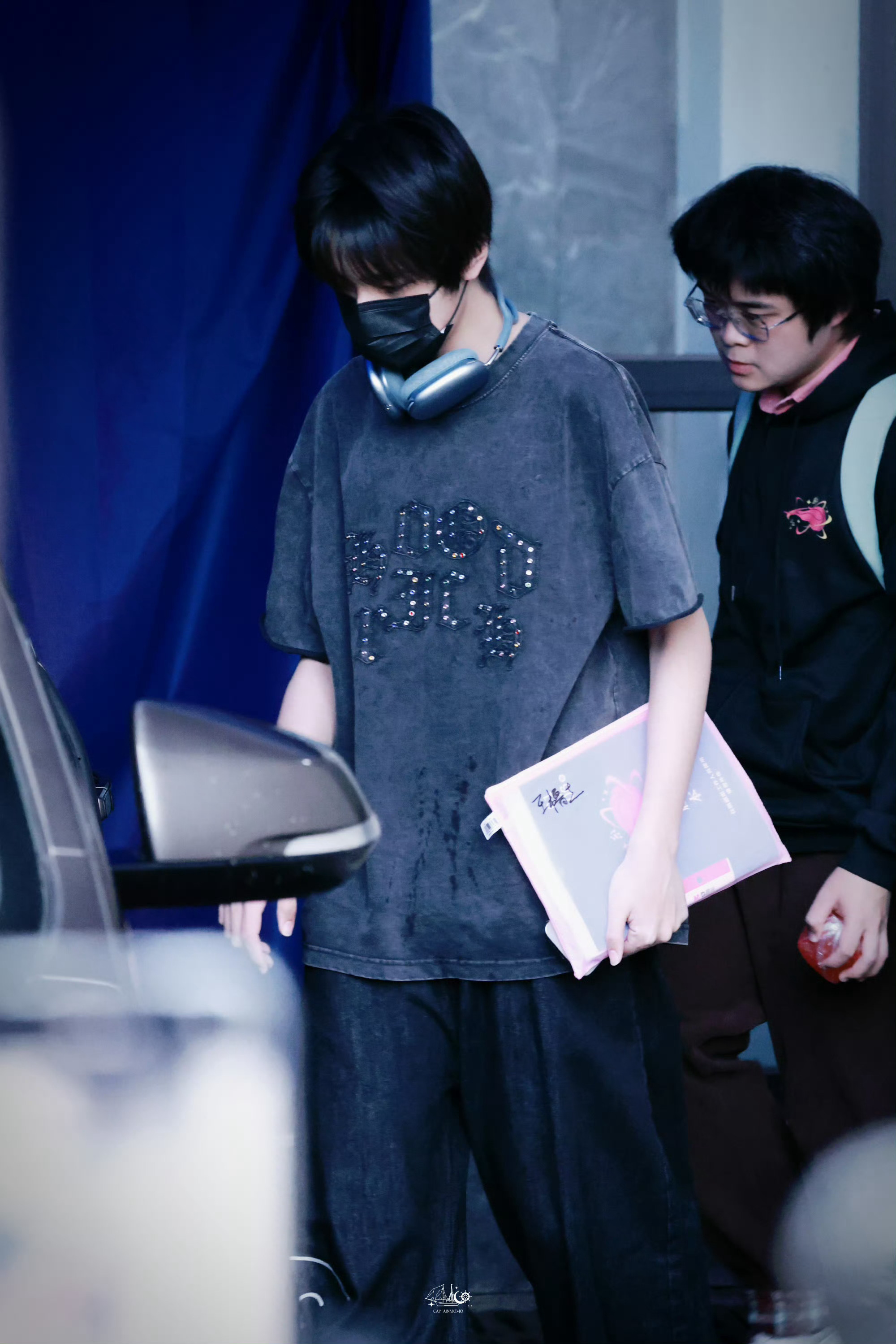 王橹杰拿着我们的少年时代2剧本上班路透 