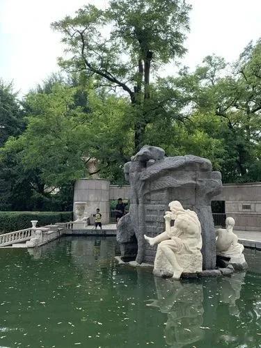 人定湖公园，位于北京西城区六铺炕街25号，黄寺大街南侧。是一座具有欧式风格的公园