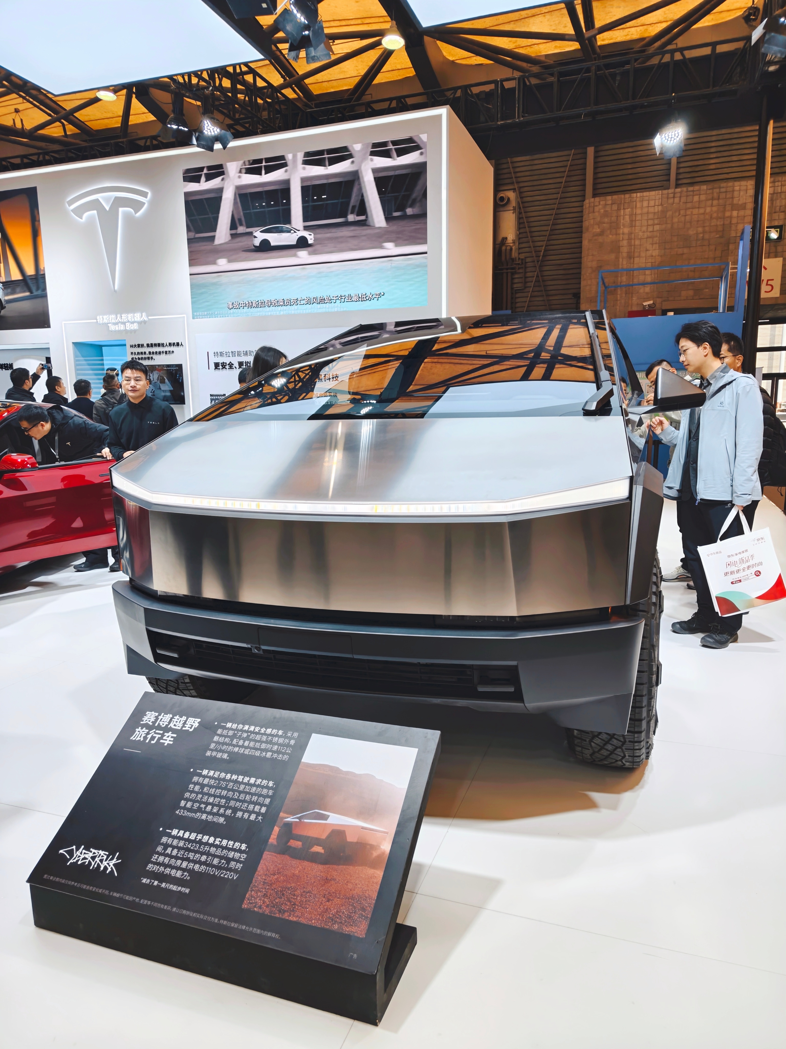 特斯拉的不锈钢车，未经雕琢的美，帅是帅的……就是保洁阿姨一擦就跟擦铁板一样，感觉