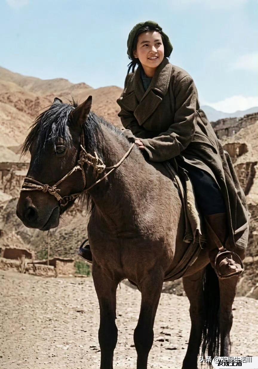教员从陕北到建国后的一些生活照，再现那些美好而又温馨的岁月，旧影如歌，仿佛他并没
